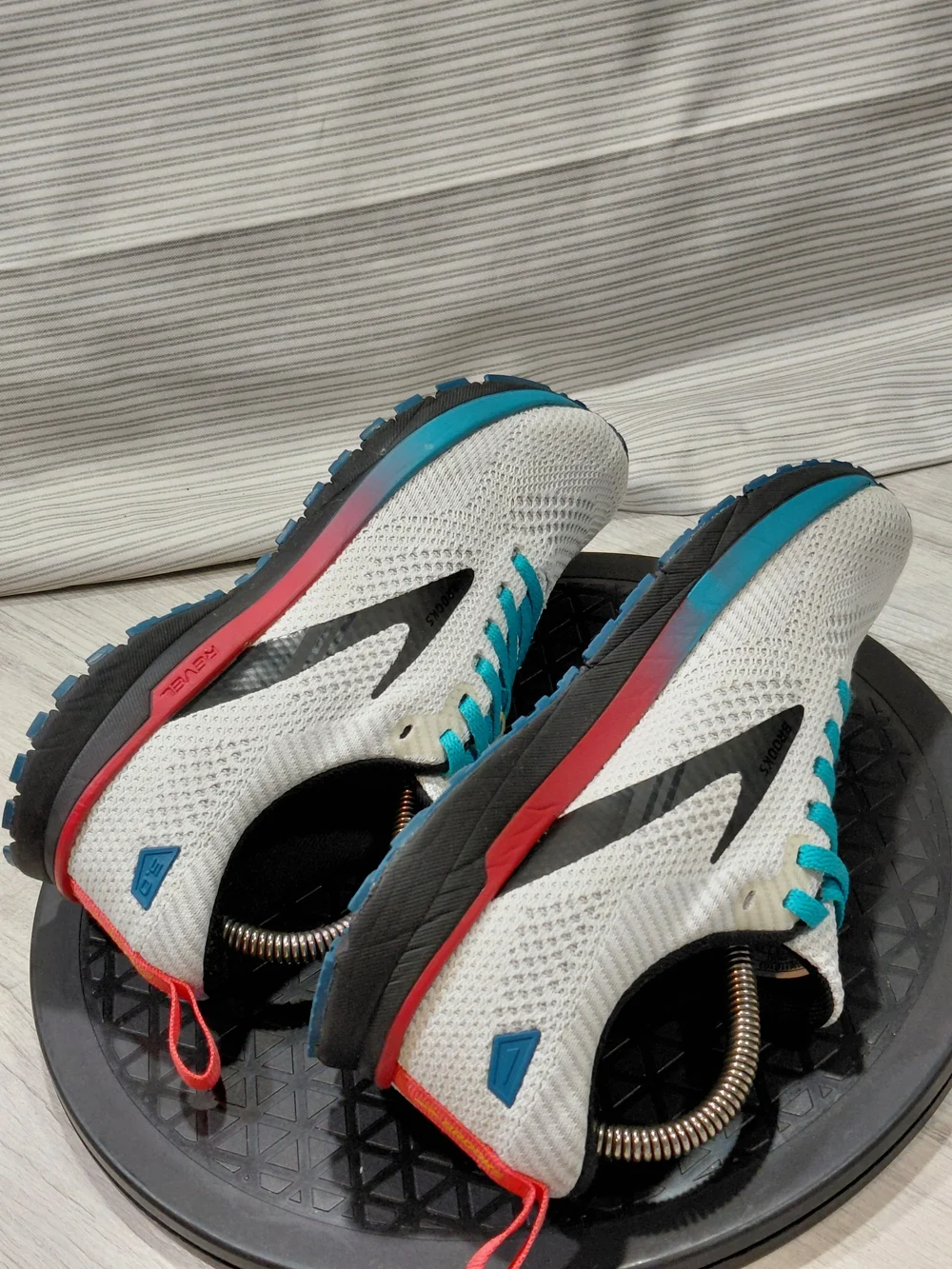 Brooks Womens Revel 5.0 Knit Running Sneakers with Teal Laces White Black SIZE 6
